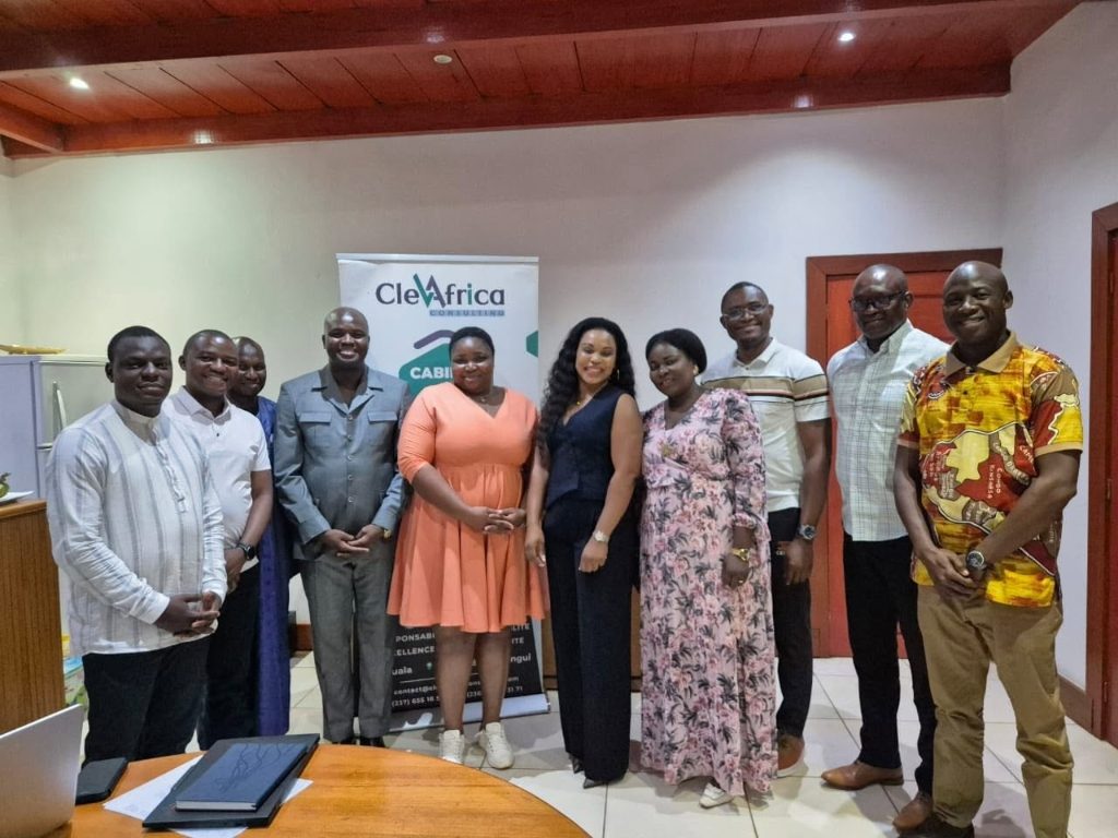L'équipe CLEV Africa Consulting et ses clients lors d'un séminaire à Bangui